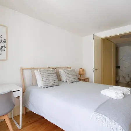 Kwatera prywatna Bedroom In A Modern In Chiado In A Shared House