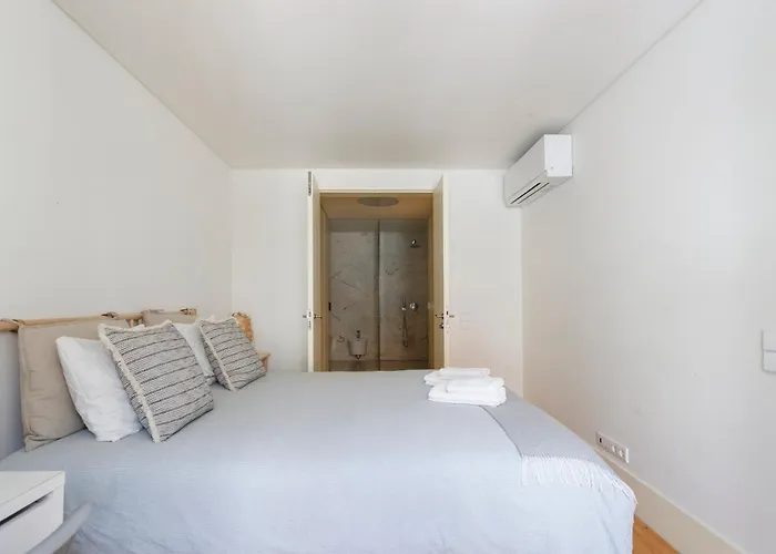 Kwatera prywatna Bedroom In A Modern In Chiado In A Shared House Lizbona